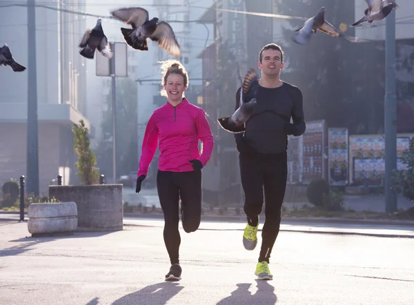 Jovem casal jogging — Fotografia de Stock