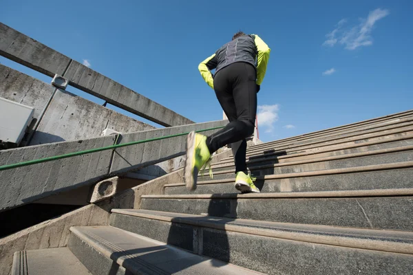 Uomo che corre sui gradini — Foto Stock