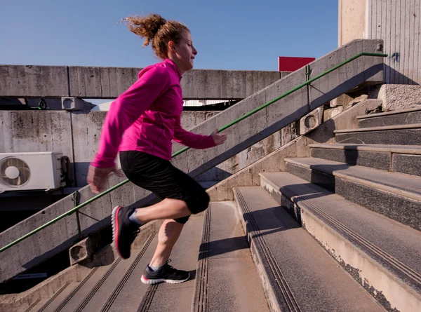 Vrouw joggen op stappen — Stockfoto