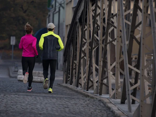 Jovem casal jogging — Fotografia de Stock