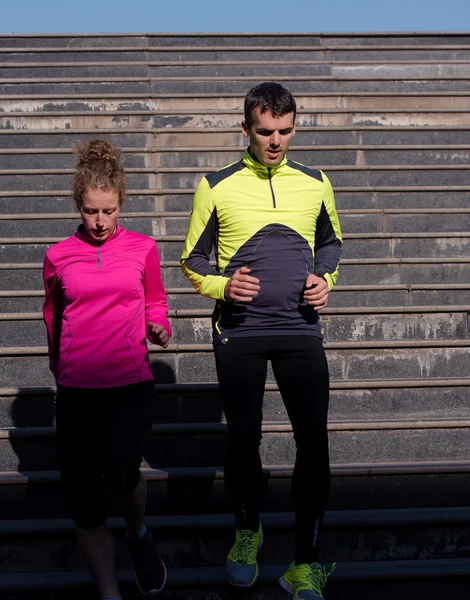 Jeune couple jogging sur les marches — Photo