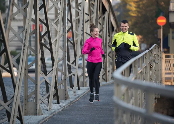 Jeune couple jogging — Photo