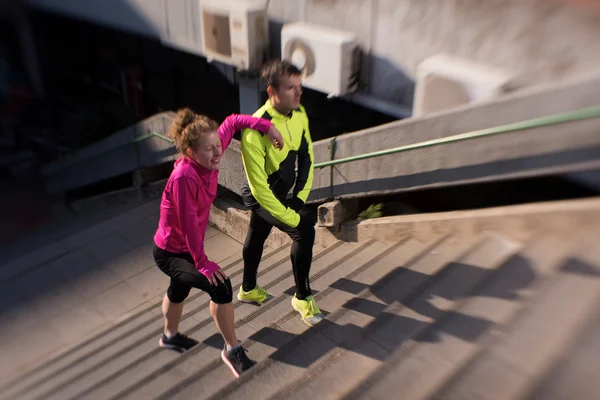 若いカップルの手順でジョギング — ストック写真
