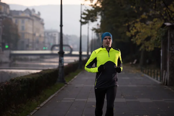 Een man joggen Rechtenvrije Stockfoto's