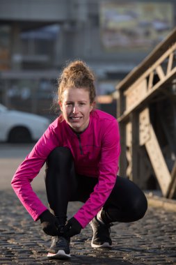 Koşu sabaha uzanan kadın