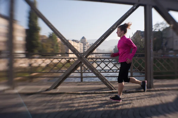 Mujer deportiva trotando en la mañana — Foto de Stock