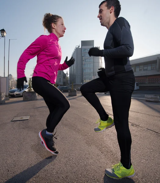 Coppia riscaldamento prima di fare jogging — Foto Stock