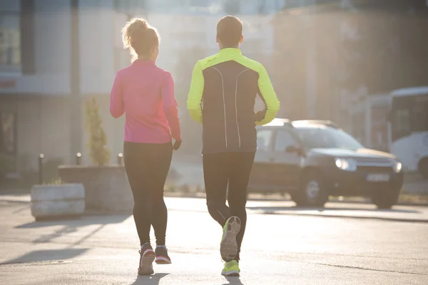 Jovem casal jogging — Fotografia de Stock