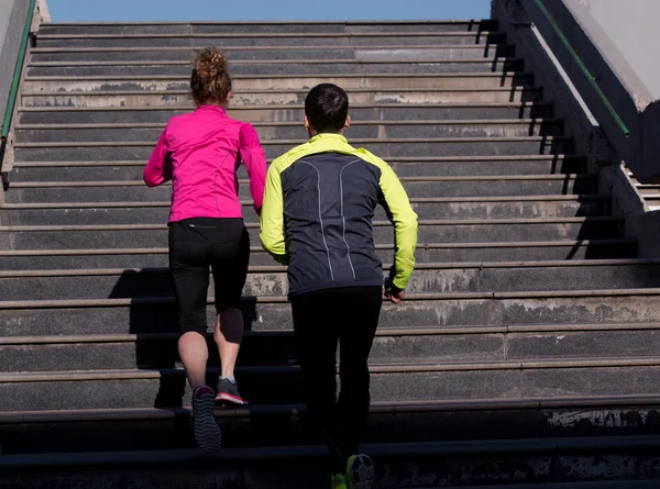 Jong koppel joggen op stappen — Stockfoto