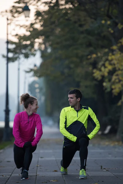 Pareja calentando antes de trotar —  Fotos de Stock