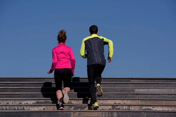 Ungt par jogging på stegen — Stockfoto