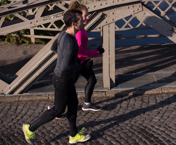 Junges Paar beim Joggen — Stockfoto