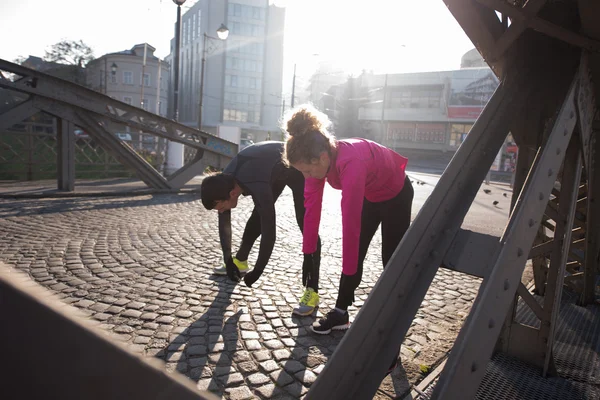 Casal aquecimento antes de correr — Fotografia de Stock