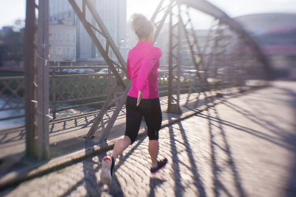 Sportowy kobieta jogging na rano — Zdjęcie stockowe