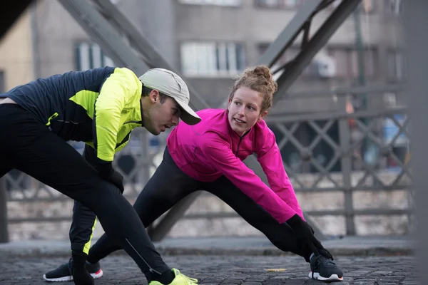 Paar warming-up vóór joggen — Stockfoto