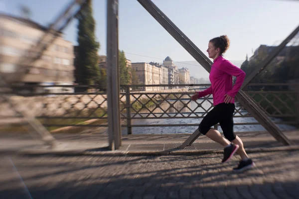 Sportliche Frau joggt am Morgen — Stockfoto