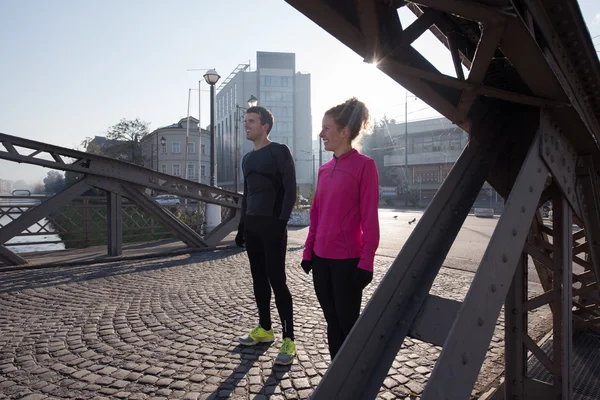 Par värmer upp innan jogging — Stockfoto