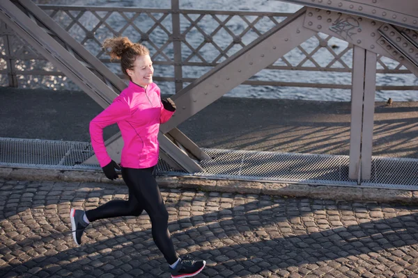 Sportowy kobieta jogging na rano — Zdjęcie stockowe