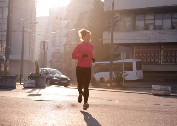 Sportowy kobieta jogging na rano — Zdjęcie stockowe