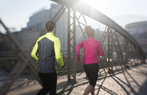 Junges Paar beim Joggen — Stockfoto