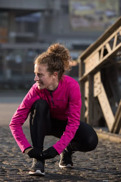 Rozciąganie przed rano jogging kobieta — Zdjęcie stockowe