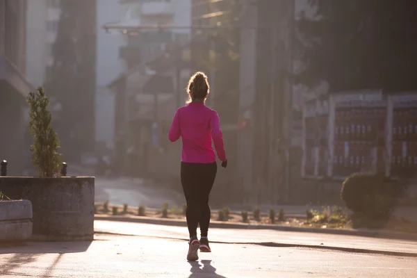 Sportivo donna jogging su mattina — Foto Stock