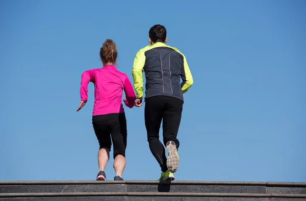 Ungt par jogging på stegen — Stockfoto