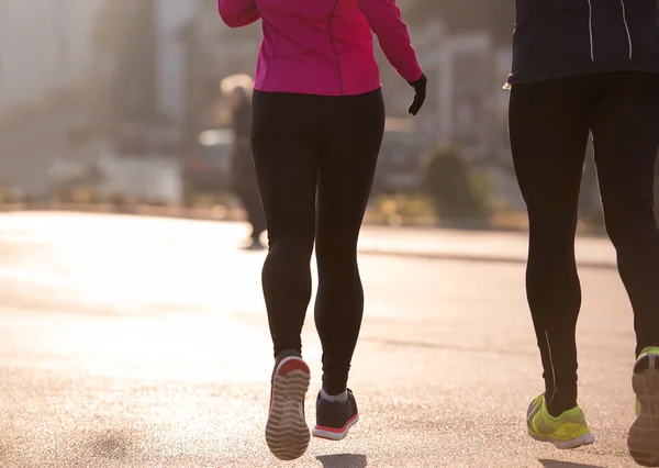 Jeune couple jogging — Photo