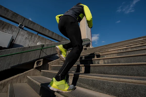 Uomo che corre sui gradini — Foto Stock