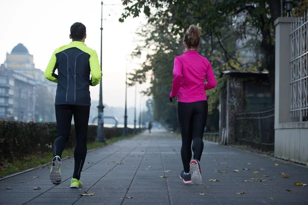 Jong koppel joggen — Stockfoto