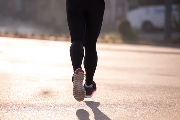 Sportieve vrouw joggen op ochtend — Stockfoto