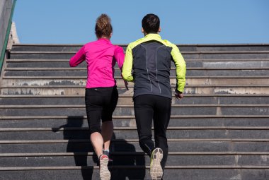 Genç çift merdivenlerinde koşu