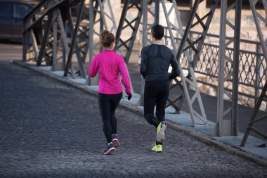 genç bir çift koşu