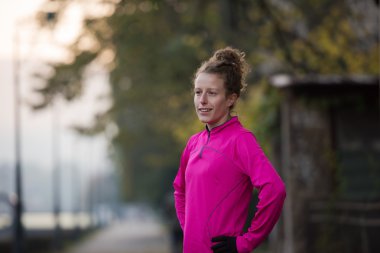 Koşu sabaha uzanan kadın