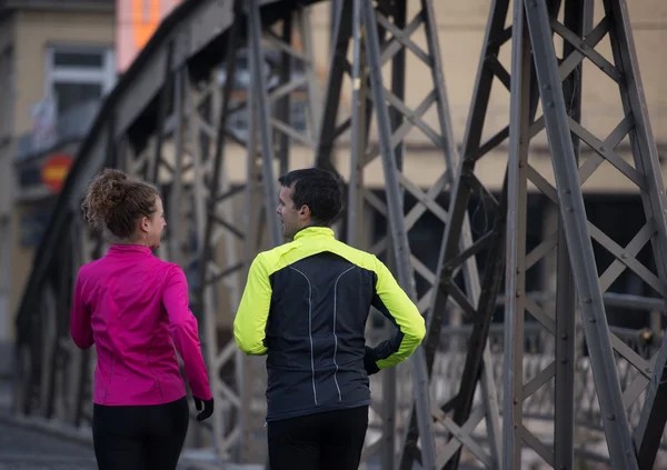 Jeune couple jogging — Photo