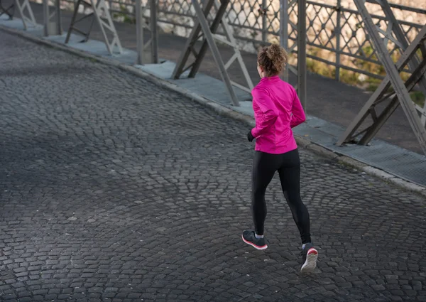 Mujer deportiva trotando en la mañana — Foto de Stock