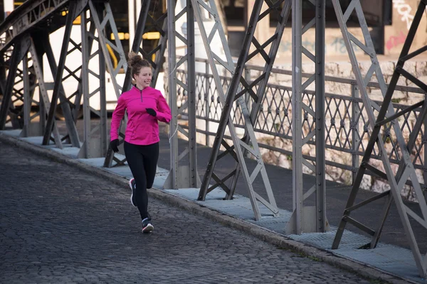 Sportig kvinna jogging på morgonen — Stockfoto