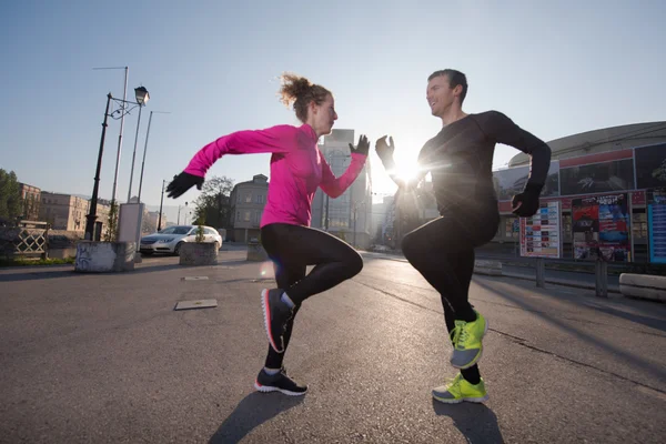 Paar warming-up vóór joggen — Stockfoto