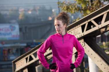 Koşu sabaha uzanan kadın