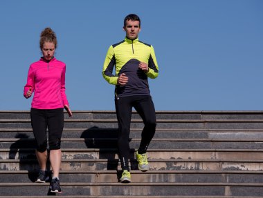 Genç çift merdivenlerinde koşu