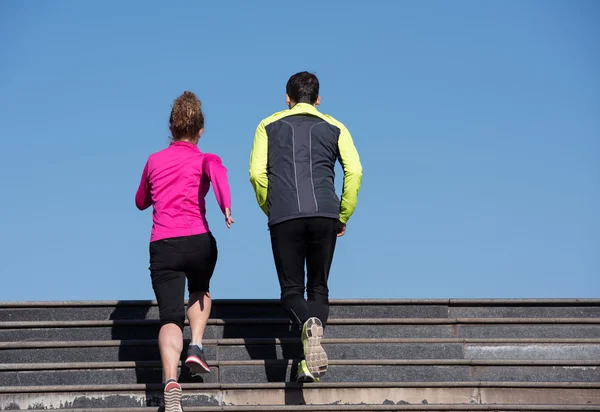 Jeune couple jogging sur les marches — Photo