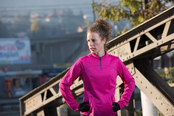 Vrouw die zich uitstrekt voordat ochtend joggen — Stockfoto