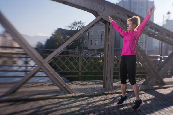 Frau dehnt sich vor dem morgendlichen Joggen — Stockfoto