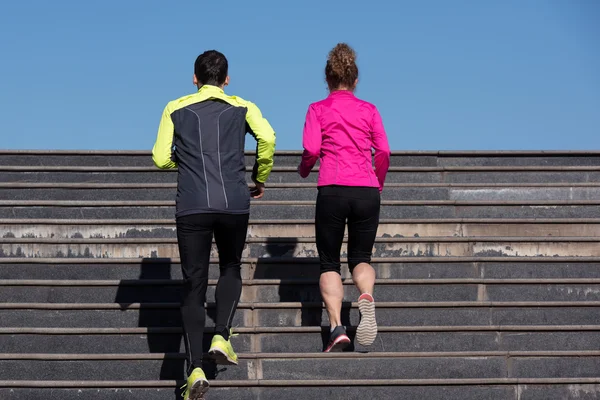 Jong koppel joggen op stappen — Stockfoto