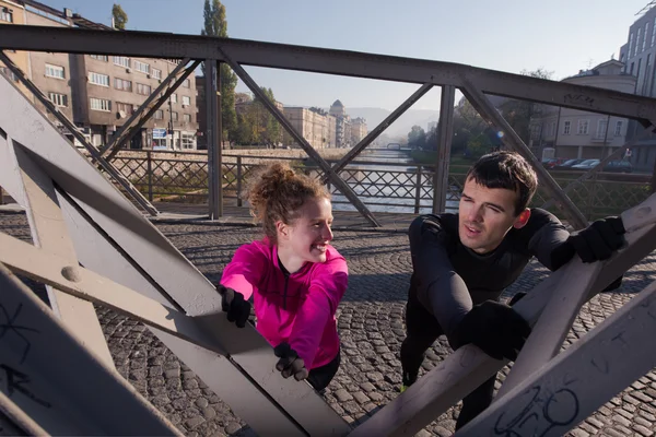 Casal aquecimento antes de correr — Fotografia de Stock