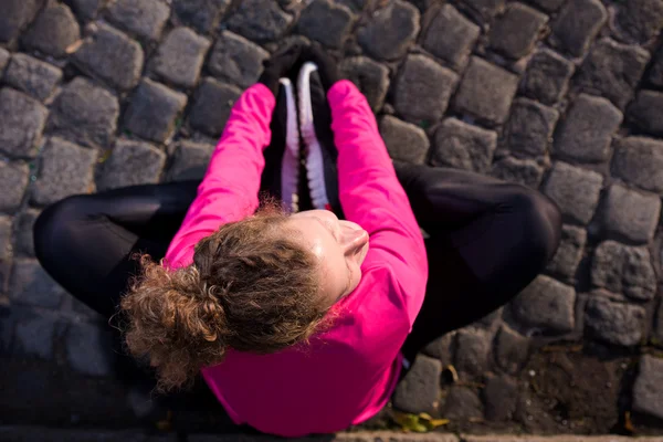 Mulher se alongando antes de correr pela manhã — Fotografia de Stock