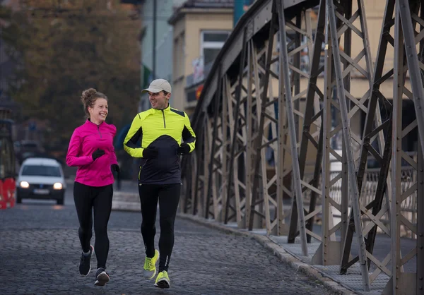 Jeune couple jogging — Photo