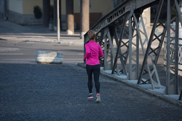 Sportivo donna jogging su mattina — Foto Stock