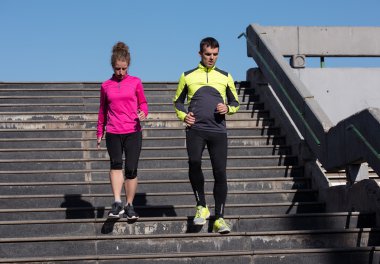 Genç çift merdivenlerinde koşu