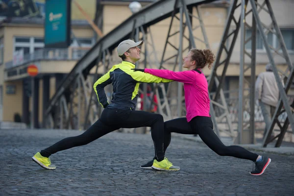 Casal aquecimento antes de correr — Fotografia de Stock